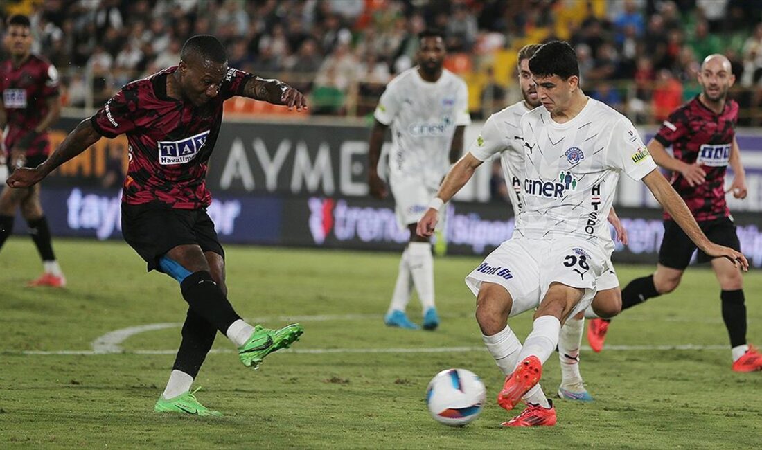 Trendyol Süper Lig'in 9. haftasında Kasımpaşa, Corendon Alanyaspor'u 2-1 mağlup