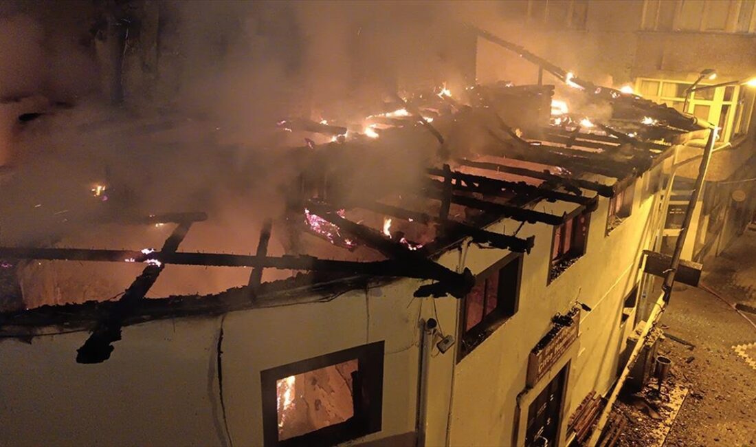 Kastamonu'nun Tosya ilçesinde çıkan yangında Tarihi Belediye Çifte Hamamı zarar