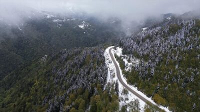Kastamonu'da ağaçların sonbaharın renklerine bürünmeye başladığı dönemde etkili olan kar