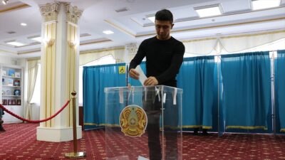 Kazakistan'da ülkenin ilk nükleer enerji santralinin inşa edilip edilmeyeceği konusunda