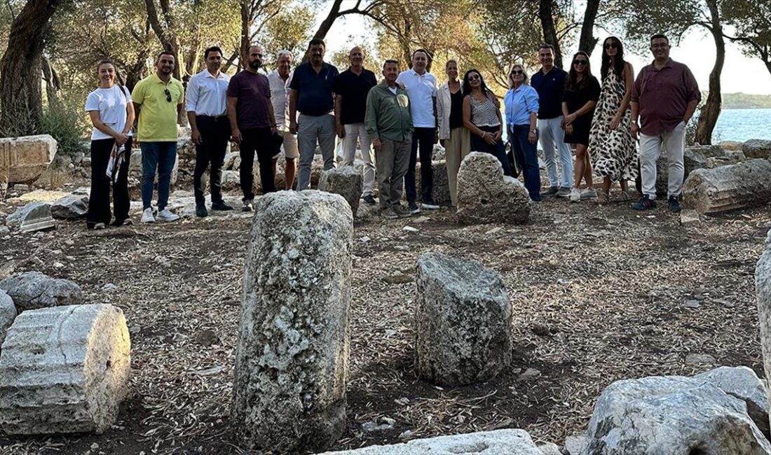 Muğla'nın Marmaris ilçesinde Çamlı Mahallesi'nden teknelerle ulaşım sağlanan Sedir Adası'ndaki