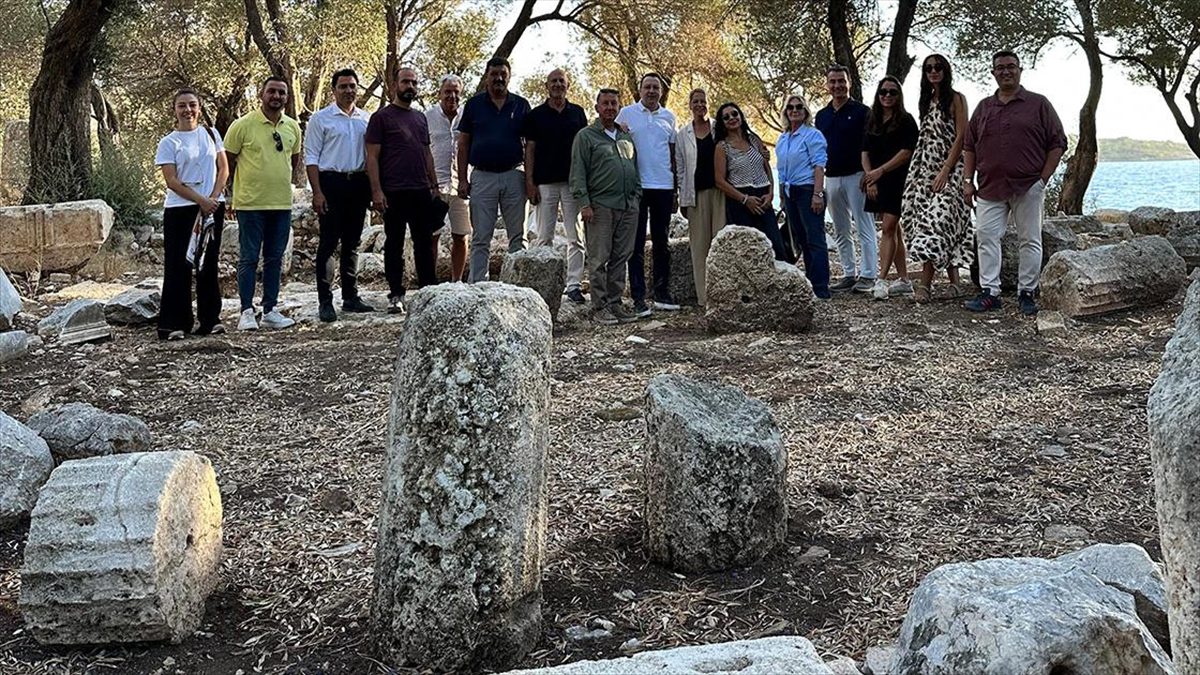 Muğla'nın Marmaris ilçesinde Çamlı Mahallesi'nden teknelerle ulaşım sağlanan Sedir Adası'ndaki