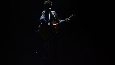 Şarkıcı Kenan Doğulu, Cumhuriyetin 101. yılında Antalya'da sahneye çıktı.