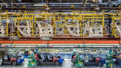 Kentteki fabrikalarda ocak-eylül döneminde banttan indirilen 451 bin 301 aracın