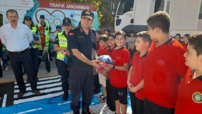 ANTALYA (AA) – Antalya'nın Kumluca ilçesinde öğrencilere "Kaskımla Güvendeyim Projesi"