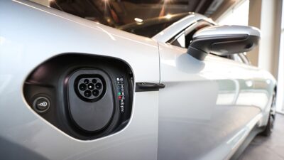 Dünyada elektrikli araç satışlarının bu yıl 17 milyona yaklaşacağı ve