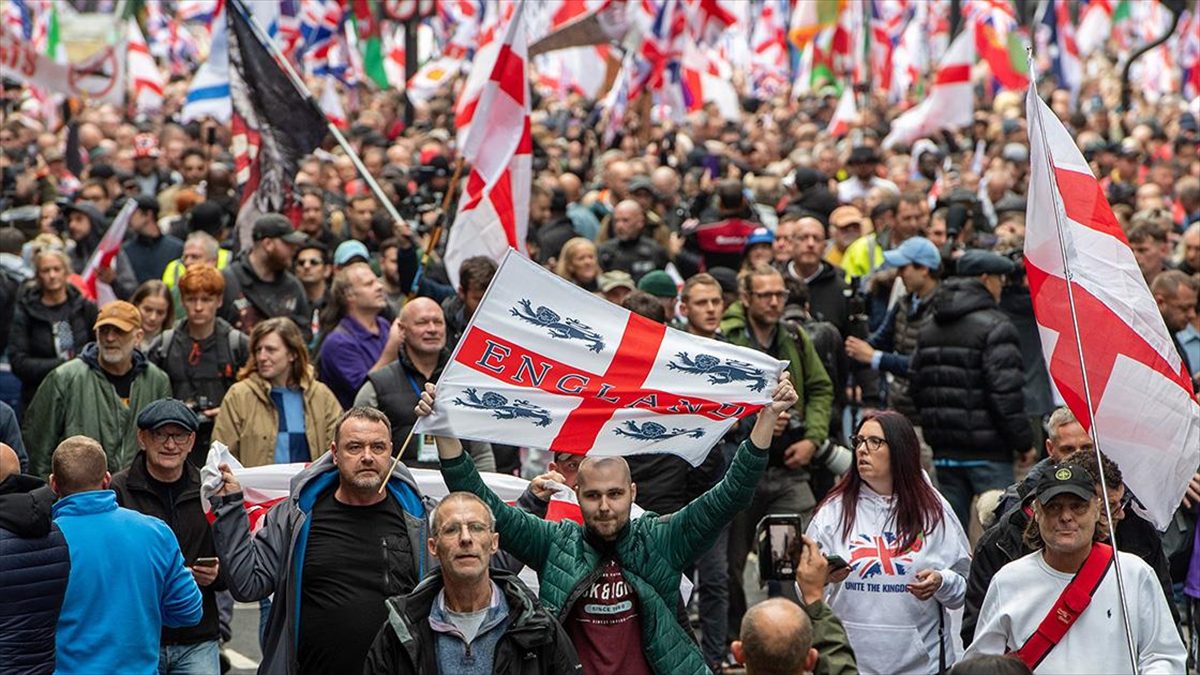 İngiltere'nin başkenti Londra'da aşırı sağcıların yaptığı eylem üzerine ırkçılık karşıtları