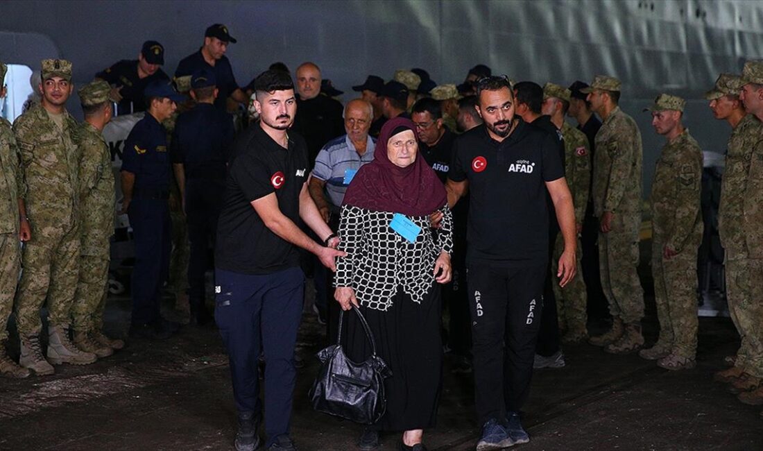 İsrail'in saldırılarının sürdüğü Lübnan'dan tahliye edilen 588 sivili taşıyan Deniz