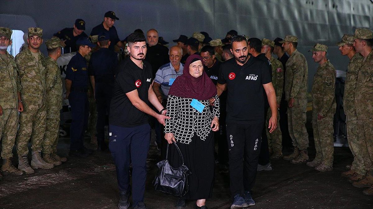 İsrail'in saldırılarının sürdüğü Lübnan'dan tahliye edilen 588 sivili taşıyan Deniz
