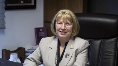 TBMM Genel Kurulunda konuşması sırasında peruğunu çıkararak meme kanserine dikkati