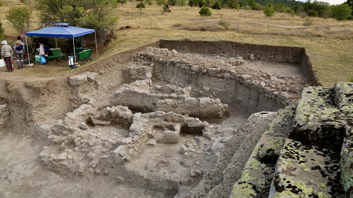 Eskişehir'deki Midas Kale'de yürütülen arkeolojik kazıda, Friglere ait fırın ve