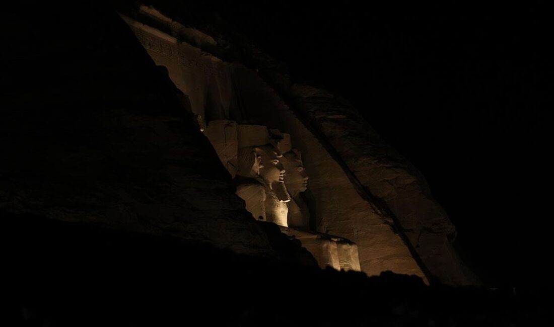 Mısır'ın Asvan kentindeki Ebu Simbel Tapınağı'nda bulunan Firavun 2. Ramses'in