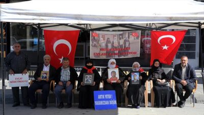 Muş'ta çocuklarını terör örgütü PKK'dan kurtarmak isteyen aileler, DEM Parti