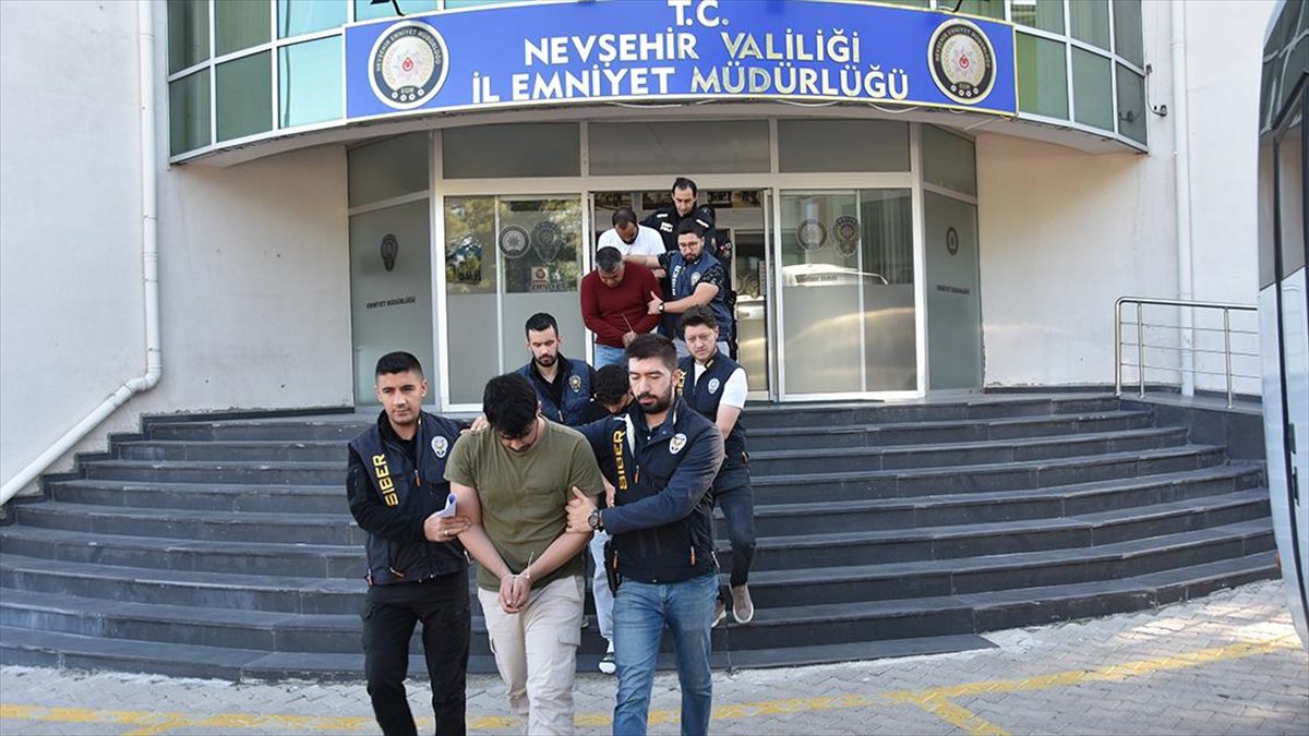 NEVŞEHIR (AA) – Emniyet Müdürlüğü Siber Suçlarla Mücadele Şubesi ekipleri,