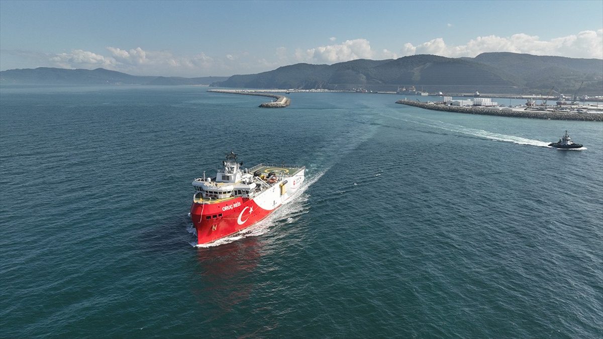 Türkiye'nin yerli ve milli imkanlarla geliştirdiği Oruç Reis Araştırma Gemisi,