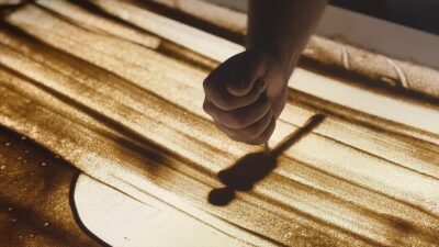 Sinema ve tiyatro oyuncusu Yurdaer Okur'un sesi ile birçok karaktere