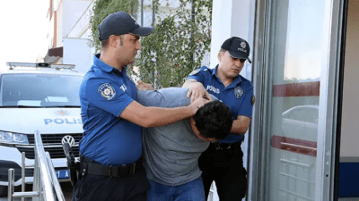 Adana’da hastanede doktor sırası bekleyen Sefa E. (29), yanında oturan