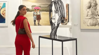 Instagram'dan yaptığı paylaşımlarla adından söz ettiren güzel oyuncu Burcu Özberk,