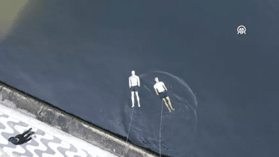 İzmir Körfezi'ndeki kirliliğe dikkat çekmek için ilginç bir protesto düzenlendi.