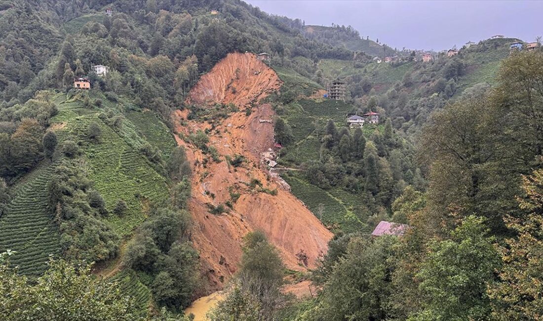 Rize'nin Çayeli ilçesine bağlı Büyükköy beldesinde heyelan nedeniyle 2 ev