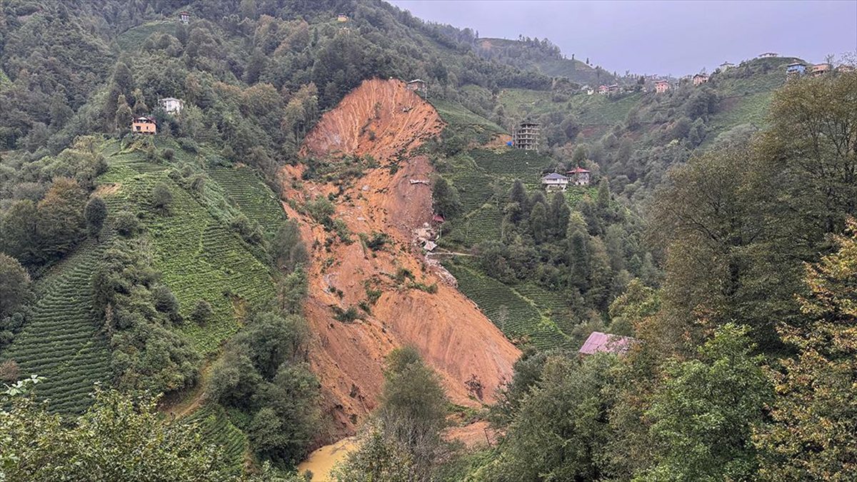 Rize'nin Çayeli ilçesine bağlı Büyükköy beldesinde heyelan nedeniyle 2 ev