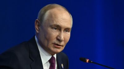 Putin, başkent Moskova’da Rus hükümet yetkilileriyle ekonomideki gelişmelere ilişkin düzenlenen