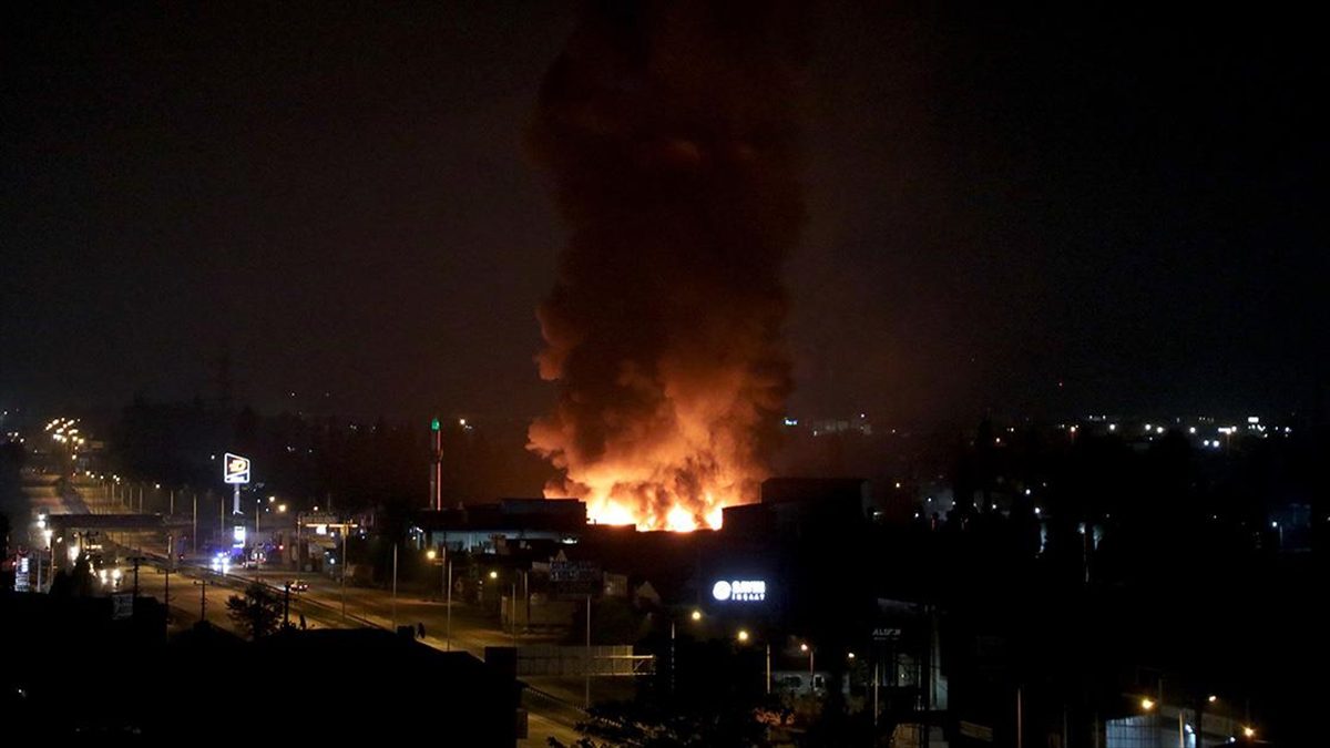 Yaklaşık 4 saatte söndürülen yangında kauçuk fabrikası ve 5 iş