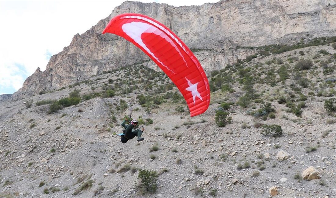 Türkiye şampiyonu akrobasi ve yamaç paraşütü pilotu Ferdi Toy, organizasyonlara