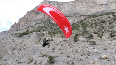 Türkiye şampiyonu akrobasi ve yamaç paraşütü pilotu Ferdi Toy, organizasyonlara