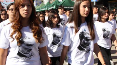 Antalya'nın Serik ilçesinde 29 Ekim Cumhuriyet Bayramı törenle kutlandı.