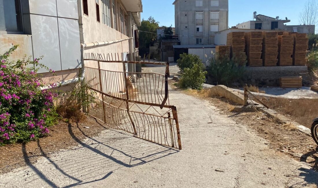 ANTALYA (AA) – Serik’te bir kişi eski iş yerinin kamyonetini