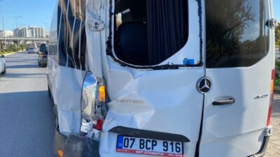 ANTALYA (AA) – Antalya'nın Serik ilçesinde yolcu otobüsü, servis minibüsü