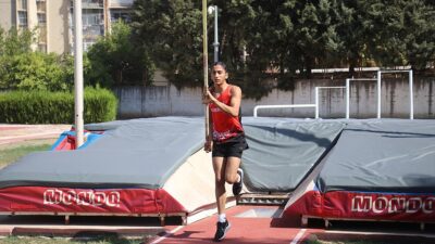 Adana'da ara verdiği eğitim hayatına döndükten sonra başladığı sırıkla atlamada