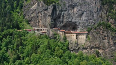 Trabzon'un Maçka ilçesindeki Sümela Manastırı, bu yılın ocak-eylül döneminde 395