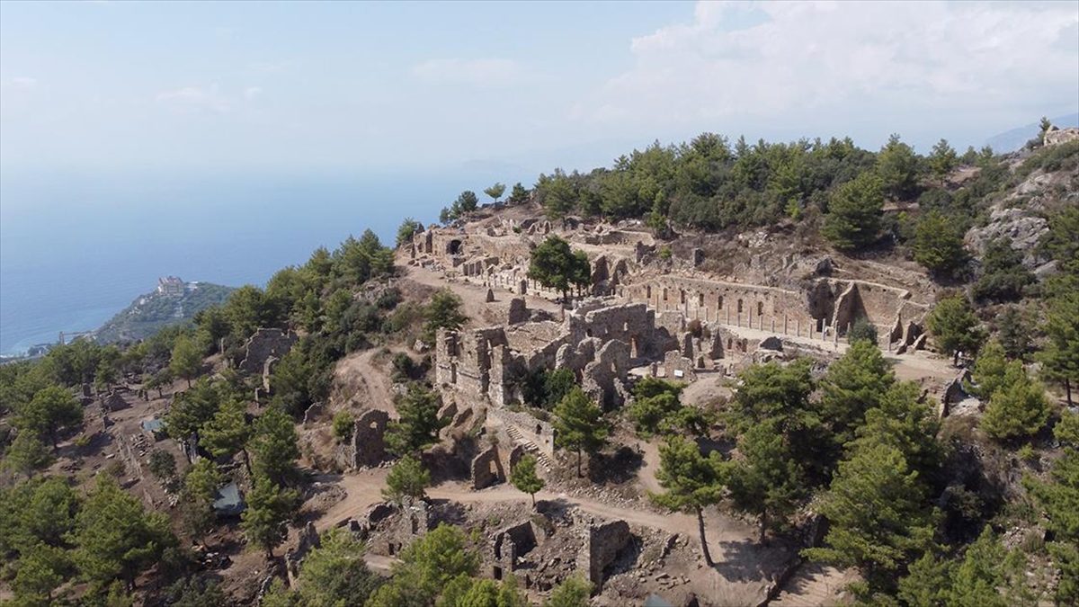 Antalya'nın Alanya ilçesinde kazı çalışmalarının devam ettiği antik kentin gece