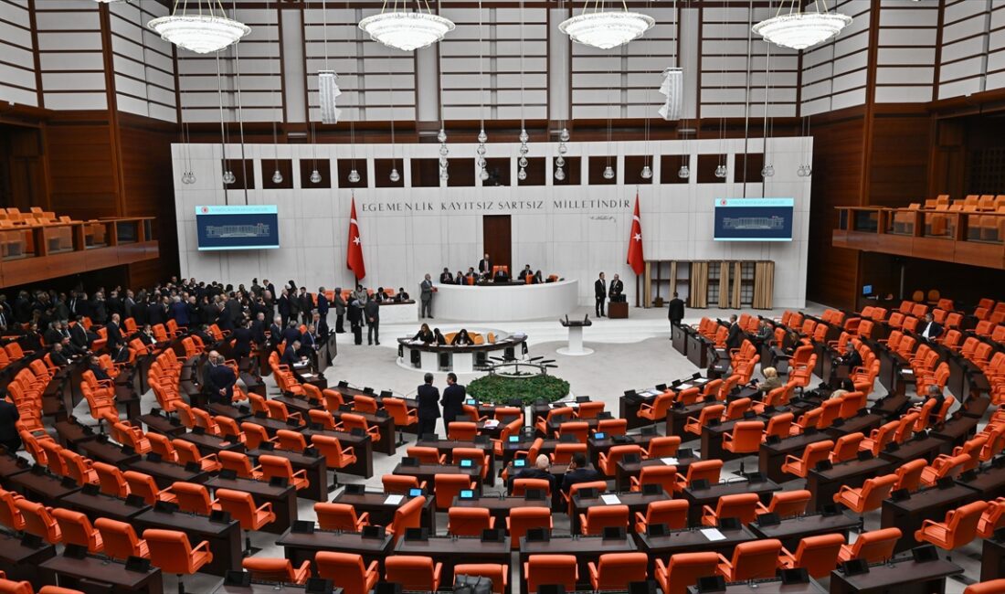 Milletvekillerinin dokunulmazlıklarının kaldırılması istemiyle hazırlanan fezlekelerin görüşüldüğü TBMM Anayasa ve