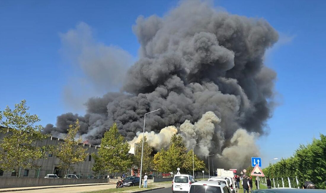 Tekirdağ'ın Çerkezköy ilçesinde, deri üretimi yapan fabrikada çıkan yangına müdahale