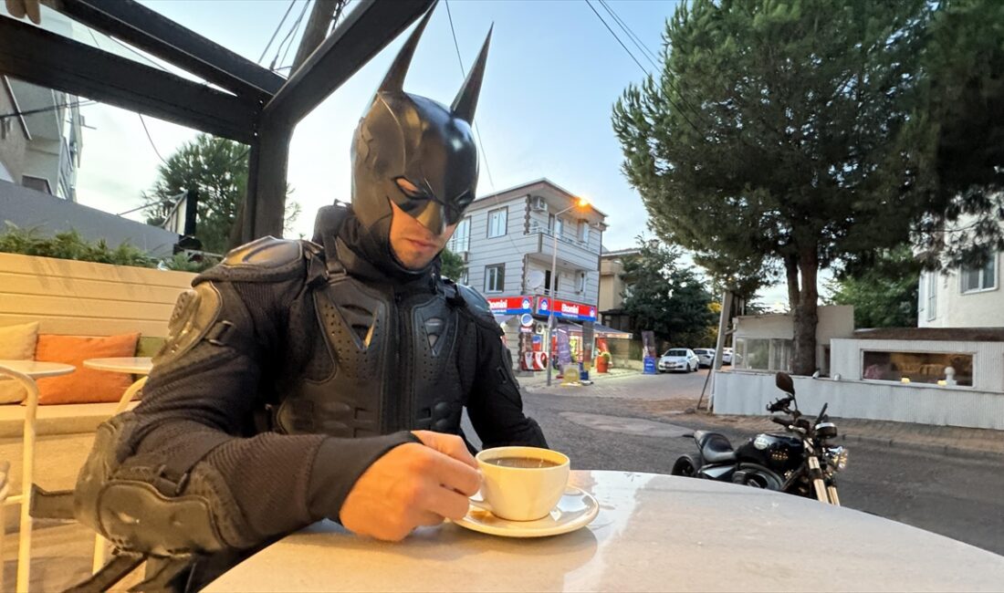 Tekirdağ'da yaşayan 29 yaşındaki Ersin Çiçek, film karakteri "Batman"den ilham