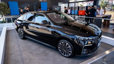 Türkiye'nin otomobili Togg'un ilk sedan modeli T10F, TEKNOFEST Adana'da vatandaşların