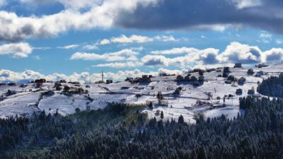 Trabzon'da yüksek rakımlı mahalle ve yayla yollarında karla mücadele çalışması