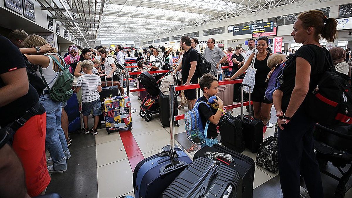 Türkiye'nin turizm merkezlerine yönelik ilgi havalimanı yolcu sayısına da yansırken,