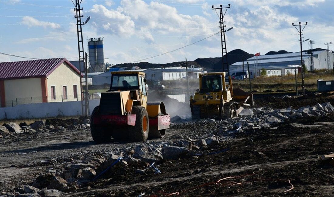 Ardahan'ın Damal ilçesinde, Türkgözü Gümrük Kapısı için yapımına başlanan tır