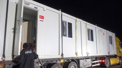 Bosna Hersek'teki sel felaketinin ardından Türkiye'den gönderilen konteyner evleri taşıyan