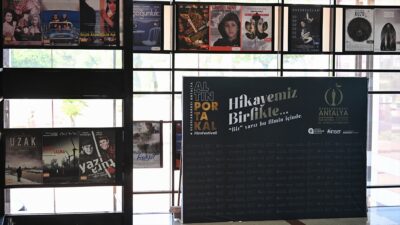 Tiyatroyla ilgilenen bir grup öğrencinin 1953'te Aspendos Antik Tiyatrosu'na yaptıkları