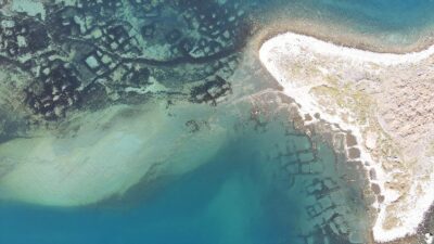 Van Gölü'nde kuraklığın etkisiyle yaşanan çekilme sonucu Bitlis kıyılarında görünür