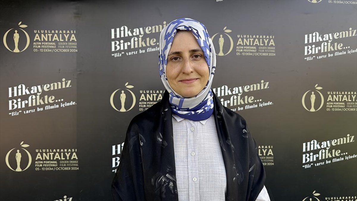 Yönetmen Bayrak, kadın hikayelerinin beyaz perdeye yansımasına önem verdiğini belirterek,