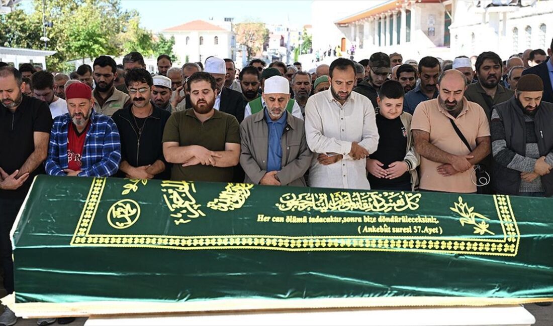Battal'ın naaşı, Fatih Camii'nde kılınan cenaze namazının ardından Manisa Akhisar'daki