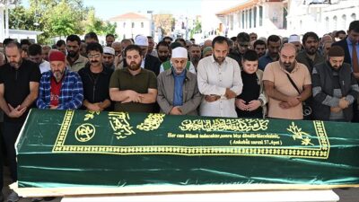 Battal'ın naaşı, Fatih Camii'nde kılınan cenaze namazının ardından Manisa Akhisar'daki