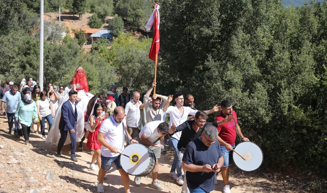 Muğla'da Yörük kültürüne uygun yapılan düğünde gelin evinden atla alındı,