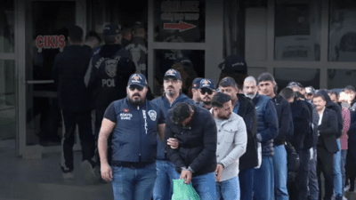 Denizli'de kendilerini savcı olarak tanıtarak telefonla aradıkları yaşlı kadını, bir